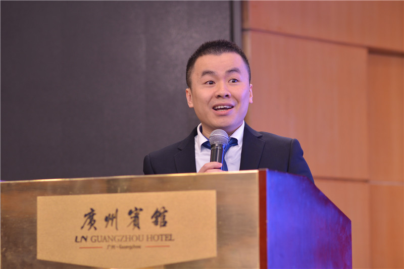 年会开始后,总经理张焕良先生上台致辞,感谢所有员工2017年辛勤工作